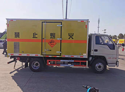 若羌爆破器材运输车工人安全操作规范与智能技术保障